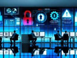 Erschöpfte IT-Experten arbeiten nachts vor Monitoren mit Warnhinweisen, digitalen Checklisten, Hackerangriff-Symbolik und sichtbaren Schutzmechanismen im modernen Büro.