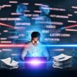 Ein Marketer tippt entschlossen am Laptop zwischen Datenströmen, Dokumenten und Laserstrahlen vor einer Google-Suchleiste, im Hintergrund verblassen KI-Gurus; Bildschirm zeigt Prompt-Engineerings und Fact-Checks.