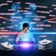 Ein Marketer tippt entschlossen am Laptop zwischen Datenströmen, Dokumenten und Laserstrahlen vor einer Google-Suchleiste, im Hintergrund verblassen KI-Gurus; Bildschirm zeigt Prompt-Engineerings und Fact-Checks.