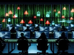 Erschöpfte IT-Profis sitzen nachts in einem dunklen Großraumbüro vor Monitoren mit Warnsymbolen und Cyber-Angriffs-Schaubildern, durch digitale Barrieren vor schemenhaften Hackern geschützt.