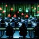 Erschöpfte IT-Profis sitzen nachts in einem dunklen Großraumbüro vor Monitoren mit Warnsymbolen und Cyber-Angriffs-Schaubildern, durch digitale Barrieren vor schemenhaften Hackern geschützt.