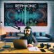Podcaster*in an Laptop und Mikrofon in modernem Podcast-Studio mit Daten-Dashboard, Podcast-Tools und REPHONIC-Plakat im urbanen Loft-Look