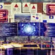 Moderner Arbeitsplatz mit drei Bildschirmen, die Code, Analytik und einen digitalen Flowchart zeigen, umgeben von Kabelsalat, Cookie-Bannern und roten Datenschutzhinweisen vor einem Hintergrund aus technischen Skizzen und EU-Flagge.