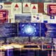 Moderner Arbeitsplatz mit drei Bildschirmen, die Code, Analytik und einen digitalen Flowchart zeigen, umgeben von Kabelsalat, Cookie-Bannern und roten Datenschutzhinweisen vor einem Hintergrund aus technischen Skizzen und EU-Flagge.