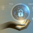Stilisierte Hand hält eine virtuelle Kugel mit Netzwerk aus Datenpunkten und Schaltkreisen, reflektierende Worte Ethik und Verantwortung, Datenschutzsymbole im Hintergrund.