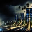 Düstere Nacht-Illustration einer modernen Skyline mit goldenen Datenströmen, einer entschlossenen Managerin in Schutzrüstung und schattenhaften Hackerfiguren im Hintergrund.
