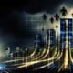 Düstere Nacht-Illustration einer modernen Skyline mit goldenen Datenströmen, einer entschlossenen Managerin in Schutzrüstung und schattenhaften Hackerfiguren im Hintergrund.
