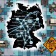 Collage zur digitalen Transformation Deutschlands mit zerfledderter Deutschlandkarte, Kabeln, Faxgeräten, alten IT-Geräten und einem leuchtenden Roadmap-Schild für Interoperabilität, API-Governance und Open Data.