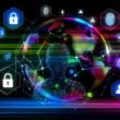 Abstrakte digitale Weltkugel mit Netzwerkverbindungen, Sicherheitssymbolen, Passwort- und Biometrie-Icons, Social-Login und Blockchain sowie einem transluzenten Nutzer im Vordergrund