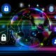 Abstrakte digitale Weltkugel mit Netzwerkverbindungen, Sicherheitssymbolen, Passwort- und Biometrie-Icons, Social-Login und Blockchain sowie einem transluzenten Nutzer im Vordergrund
