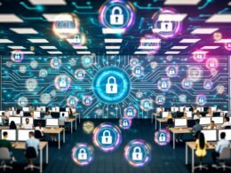 Stilisiertes Büro mit vielfältigen Marketing-Teams, Computern, holografischen Sicherheits-Icons, Alarmen und Cloud-Symbolen zur Darstellung von Cybersicherheit und Datenschutz.