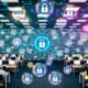 Stilisiertes Büro mit vielfältigen Marketing-Teams, Computern, holografischen Sicherheits-Icons, Alarmen und Cloud-Symbolen zur Darstellung von Cybersicherheit und Datenschutz.