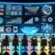 Hochmodernes Dashboard-Interface mit Echtzeitdaten in einer Marketing-Kommandozentrale. Diverse Marketers und Analysten sitzen vor Laptops, während holografische Diagramme zwischen ihnen projiziert werden.