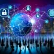 Futuristische Nacht-Stadt mit globalem Netzwerk, Menschen mit digitalen Wallets, stilisierte Weltkugel und Identitäts-Symbole in kühlen Blau- und Violetttönen.