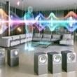 Futuristisches Wohnzimmer mit neutralen Möbeln, verteilten Sonos-Speakern und sichtbaren bunten Klangwellen, die sich an eine gehende Person mit Smartphone anpassen. Digitale AR-Elemente schweben an den Wänden.
