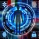 Futuristische Collage einer menschlichen Silhouette aus digitalen Daten, Avataren, Logins, biometrischen Mustern, Blockchain- und Cloud-Icons, Fingerabdruck, Passwörtern und Länder-Flaggen vor leuchtenden Codezeilen und Protokollsymbolen.