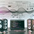 Futuristischer Schreibtisch mit modernen Sonos-Speakern, geöffnetem Code-Editor mit OAuth-Token, API-Dokumentation von Sonos und OpenAI sowie Node-RED-Flows, ergänzt durch technische Symbolik und Sicherheitsüberlagerungen in einer kühlen, professionellen Lichtstimmung.