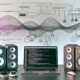 Futuristischer Schreibtisch mit modernen Sonos-Speakern, geöffnetem Code-Editor mit OAuth-Token, API-Dokumentation von Sonos und OpenAI sowie Node-RED-Flows, ergänzt durch technische Symbolik und Sicherheitsüberlagerungen in einer kühlen, professionellen Lichtstimmung.