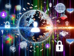 Illustration einer zerbrechenden Login-Maske, im Vordergrund leuchtende Symbole moderner digitaler Identität wie Wallet, Fingerabdruck, Gesichtserkennung, kryptografischer Schlüssel und Blockchain, im Hintergrund globale Datenströme und Unternehmenslogos.