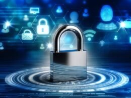 Digital stilisiertes, glänzendes Vorhängeschloss mit Netzwerk aus Datenströmen und Sicherheits-Symbolen vor angedeutetem Web-Hintergrund.