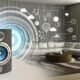 Modernes Wohnzimmer mit Sonos-Lautsprecher, umgeben von dynamischen Datenströmen, Soundwellen, Wetter- und Uhrzeit-Icons sowie Datenschutzsymbolen.
