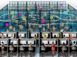 Mitarbeiter in einem modernen Büro kämpfen mit isolierten Datensystemen, während sie Informationen mit Papier und USB-Sticks teilen.