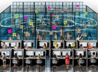 Mitarbeiter in einem modernen Büro kämpfen mit isolierten Datensystemen, während sie Informationen mit Papier und USB-Sticks teilen.