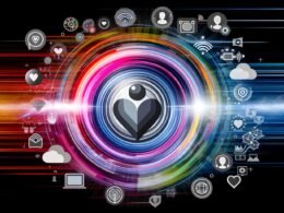 Modernes Firmenlogo im Zentrum, umgeben von farbenfrohen Datenströmen, psychologischen Icons und digitalen Tools mit angedeuteten Kanälen wie Social Media, Video und Chat im Hintergrund.