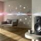 Modernes Wohnzimmer mit Sonos-Lautsprecher, grafischen Audio-Wellen und Kontextdaten wie Kaffeetasse, Uhr und Nutzer-Silhouette, was die Integration smarter Audio-Technologie im Alltag zeigt.