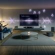 Modernes Wohnzimmer mit Sonos Surround-System, unsichtbaren Klangwellen und Smart-Home-Steuerung auf Smartphone. Ein Paar sitzt entspannt in einem eleganten, einladenden Ambiente.
