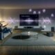 Modernes Wohnzimmer mit Sonos Surround-System, unsichtbaren Klangwellen und Smart-Home-Steuerung auf Smartphone. Ein Paar sitzt entspannt in einem eleganten, einladenden Ambiente.