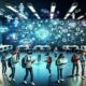 Jugendliche mit diversem Hintergrund lernen in einer leuchtenden, futuristischen Umgebung mithilfe von schwebenden Hologrammen, AR-Tablets und VR-Brillen, umgeben von digitalen Netzwerken statt klassischen Klassenzimmern.
