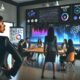Vorstand betrachtet ein großes digitales KPI-Dashboard mit Metriken und Diagrammen, im Hintergrund Teams an Laptops und Whiteboards in einem modernen Konferenzraum.