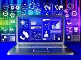 Laptop-Bildschirm mit digitalen Analyse-Dashboards, Heatmaps und Keyword-Listen, umgeben von SEO-Begriffen und Content-Icons auf modernem Hintergrund.