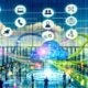 Visionäre Datenlandschaft in einer modernen Firmenzentrale mit zentraler, leuchtender Datenplattform, digitalen Datenströmen, verbundenen Abteilungen, schwebenden Icons für ETL, Analytics, KI, Data Governance und Security sowie Managern und Data Scientists mit Tablets und Hologrammen