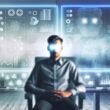 Business-Entscheider in modernem, düsterem Büro blickt auf komplexes Daten-Dashboard, umgeben von Analytics-Symbolen und verschwommenen Lotteriekugeln im Hintergrund.
