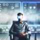 Business-Entscheider in modernem, düsterem Büro blickt auf komplexes Daten-Dashboard, umgeben von Analytics-Symbolen und verschwommenen Lotteriekugeln im Hintergrund.