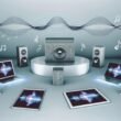 Sonos-Soundsystem auf modernem Schreibtisch, umgeben von digitalen Geräten und abstrahierten Klangwellen in kühlem, minimalistischem Ambiente
