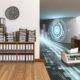 Modernes Büro mit gestapelten Aktenordnern und Faxgerät auf der einen Seite sowie einem KI-Interface mit digitalen Datenströmen und Visualisierungen auf der anderen, im Hintergrund eine große futuristische Digitaluhr auf 2030.