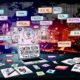 Moderner Schreibtisch mit aufgeklapptem Laptop (CMS-Dashboard), Skizzen, farbigen Post-its zu Content-Themen wie SEO, Seeding und Distribution, Smartphone mit Social-Media-Feed, verschiedenen Channel-Icons und im Hintergrund leuchtenden Städten bei Nacht.