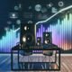 Modernes Podcasting-Workspace mit Sonos Lautsprecher, Podcast-Equipment, Kopfhörern und digitalen Umsatzdiagrammen im Hintergrund