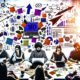 Kreative Teammitglieder brainstormen an einem überfüllten Whiteboard mit bunten Notizen, Skizzen, digitalen Analyse-Tools und Datencharts – moderner Content- und SEO-Workflow.