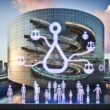 Futuristische Stadt bei Sonnenuntergang mit leuchtenden Datenströmen, holografischen KI-Interfaces, vielfältigen Menschen und integrierten Rechts- und Ethikmotiven.
