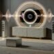Minimalistischer Wohnraum mit Sonos Lautsprechern, visuellen Schallwellen und einem leuchtenden Markenlogo als Hologramm in der Raummitte.