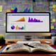 Moderner Arbeitsplatz mit Monitor voller bunter Marketing-Analysen, KPIs im Notizbuch, Kaffeetasse sowie Post-its zu Traffic und Conversion auf dem Schreibtisch, motivierende Marketing-Zitate an der Wand.