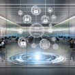 Modernes digitales Großraumbüro mit gläsernen Wänden, fließenden Datenströmen, diversen Personen an Laptops, einem Diagramm zu Transparenz und Ethik sowie einem Dokument mit dem Titel 'Datentransparenz Ethik' auf einem Tisch.