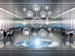 Modernes digitales Großraumbüro mit gläsernen Wänden, fließenden Datenströmen, diversen Personen an Laptops, einem Diagramm zu Transparenz und Ethik sowie einem Dokument mit dem Titel 'Datentransparenz Ethik' auf einem Tisch.
