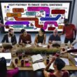 Kreatives Team diskutiert über Content-Optimierung im modernen Büro, digitale Analysen und Flowcharts im Hintergrund.