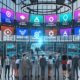 Futuristisches Büro mit Experten aus Marketing, IT und Datenschutz, die gemeinsam vor digitalen Dashboards mit Datenflüssen, Systemdiagrammen und Datentransparenz-Framework arbeiten.