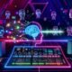 Futuristisches Soundstudio mit Neonlichtern, holographischen Interfaces, digitalen Avataren und einem neuronalen Netzwerk auf einem Audioarbeitsplatzbildschirm. Umgeben von stilisierten Gesichtern und dem leuchtenden SoundCloud-Logo im Hintergrund.